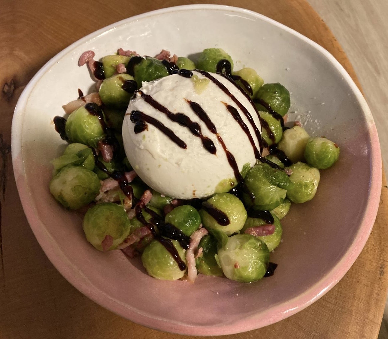 Kom met spruitjes, burrata en spek met balsamico